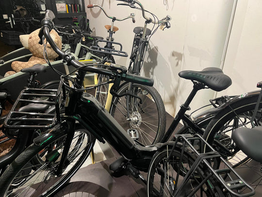 Azor Damesfiets – Zwart Glans – 49 cm – Hydraulische Schijfremmen